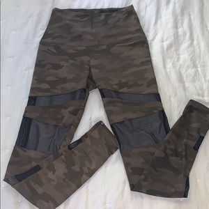 Onzie Camo Leggings Small